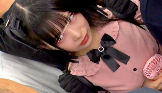 終電間際の混み合う電車で地雷系女●を発見！